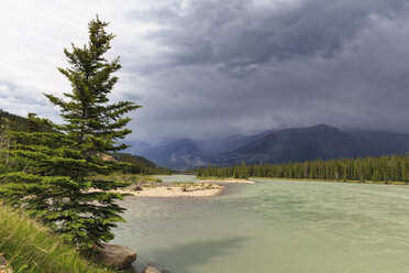 Kanada, Alberta, Jasper National Park, Athabasca River vor den Rocky Mountains - FOF005609