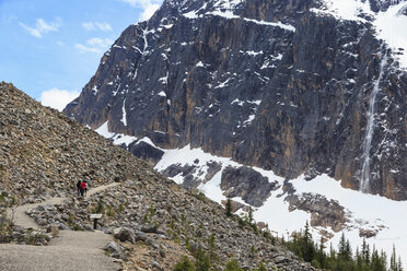 Kanada, Alberta, Rocky Mountains, Kanadische Rockies, Jasper National Park, Icefields Parkway, Wanderer am Mount Edith Cavell und Angel Gletscher - FOF005602