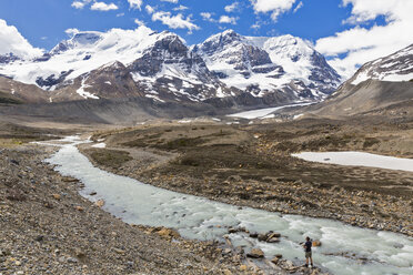 Canada, Alberta, Rocky Mountains, Canadian Rockies, Jasper National Park, Columbia Icefield Area, Athabasca Gletscher, Athabasca River, man standing at riverside - FOF005596