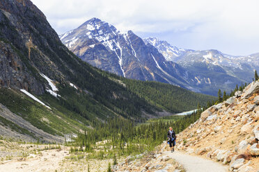 Canada, Alberta, Rocky Mountains, Canadian Rockies, Jasper National Park, Icefields Parkway, female hiker at Mount Edith Cavell and Angel glacier - FOF005638