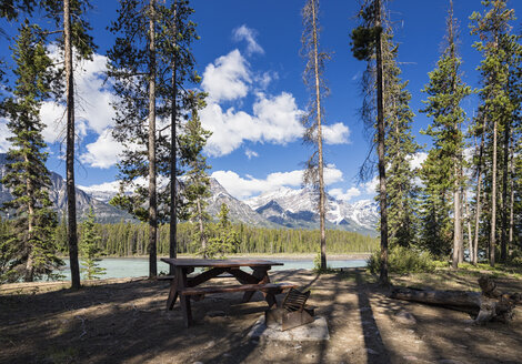 Kanada, Alberta, Jasper National Park, Banff National Park, Icefields Parkway, Picknickplatz am Athabasca River - FOF005654