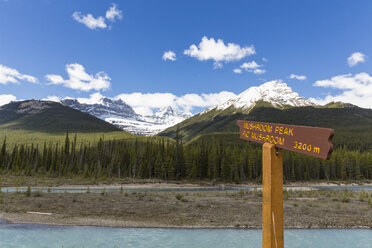 Kanada, Alberta, Jasper National Park, Banff National Park, Icefields Parkway, Schild am Athabasca River - FOF005665