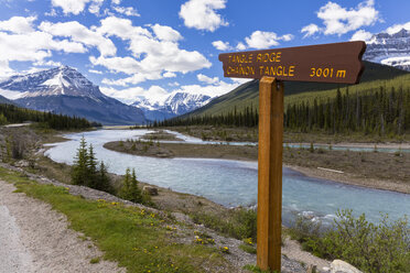Kanada, Alberta, Jasper National Park, Banff National Park, Icefields Parkway, Schild am Athabasca River - FO005666