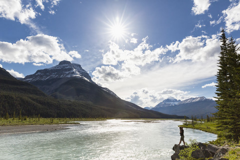 Kanada, Alberta, Jasper National Park, Banff National Park, Icefields Parkway, Mann steht am Flussufer, lizenzfreies Stockfoto