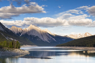 Kanada, Alberta, Jasper National Park, Maligne Mountain, Maligne Lake, Medicine Lake - FOF005714