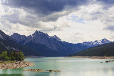 Kanada, Alberta, Jasper National Park, Maligne Mountain, Maligne Lake, Medicine Lake - FO005715