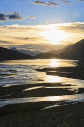 Kanada, Alberta, Jasper National Park, Maligne Mountain, Maligne Lake, Medicine Lake bei Sonnenuntergang - FOF005717