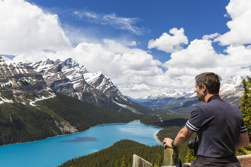 Kanada, Alberta, Banff National Park, Tourist am Peyto Lake vom Bow Summit aus gesehen - FOF005719