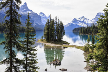 Kanada, Alberta, Jasper National Park, Maligne Mountain, Maligne Lake, Spirit Island - FOF005779