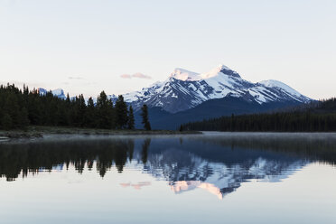 Kanada, Alberta, Jasper National Park, Maligne Mountain, Maligne Lake - FO005760