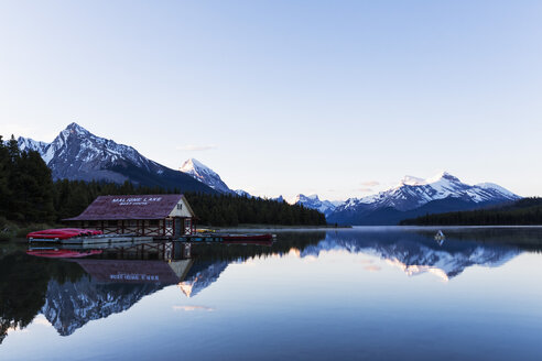Kanada, Alberta, Jasper National Park, Maligne Mountain, Maligne Lake, Bootshaus mit Kanus - FOF005759