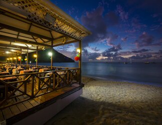 Karibik, Kleine Antillen, St. Lucia, Restaurant am Strand, Rodney Bay in der Abenddämmerung - AM001713