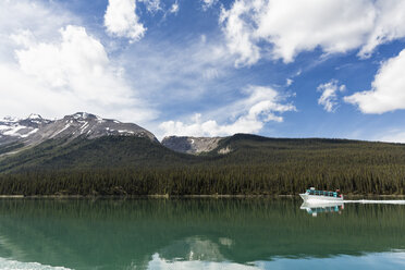 Canada, Alberta, Jasper National Park, Maligne Mountain, Tourboat on Maligne Lake - FOF005754