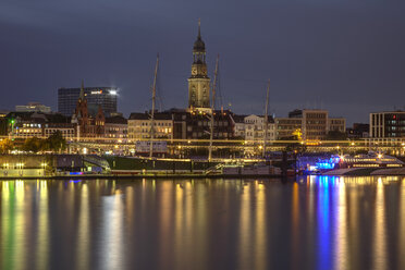 Germany, Hamburg, St. Michaelis Church and museum ship Rickmer Rickmers at night - TI000018