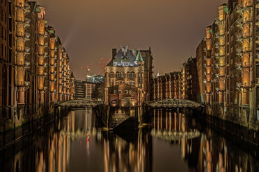 Deutschland, Hamburg, Speicherstadt, alte Gebäude und Brücke über den Kanal - TIF000020