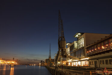 Deutschland, Hamburg, Hafen bei Nacht - TIF000028