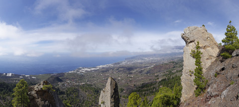 Spanien, Kanarische Inseln, Blick über das Aridane-Tal, Felsen des Vulkans Tajuya, lizenzfreies Stockfoto