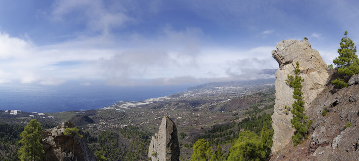 Spanien, Kanarische Inseln, Blick über das Aridane-Tal, Felsen des Vulkans Tajuya - SIEF004993