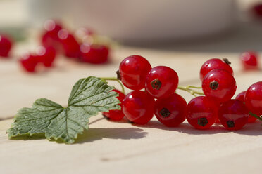 Blatt und rote Johannisbeeren auf Holz, Nahaufnahme - YFF000002