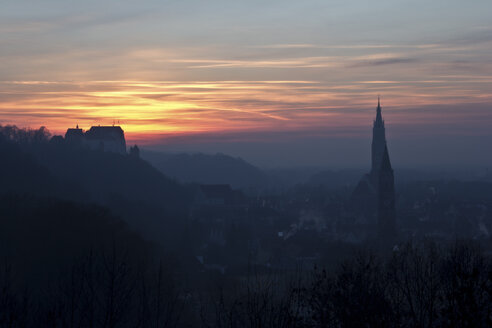 Deutschland, Bayern, Landshut, Blick auf die Stadt von der Carossahöhe bei Sonnenuntergang - YFF000019