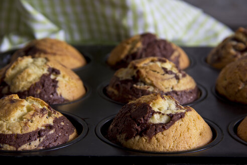 Gebackene Muffins im Muffinblech - YFF000007