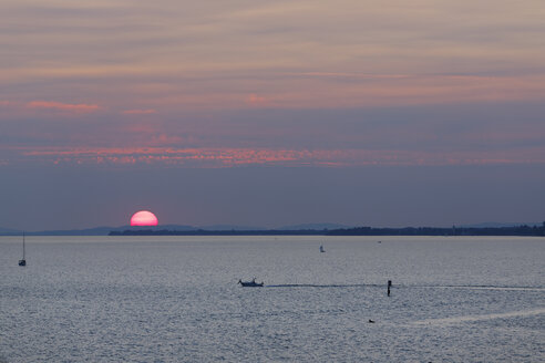 Österreich, Vorarlberg, Bodensee, Blick von Bregenz bei Sonnenuntergang - SIEF004998