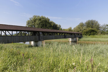 Österreich, Vorarlberg, Hard, Brücke über die Dornbirner Ach, Naturschutzgebiet Rheindelta - SIEF004973