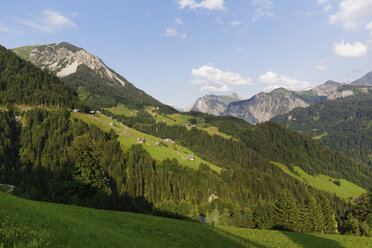 Österreich, Vorarlberg, Großes Walsertal, Blick von Fontanella, links Berg Blasenka - SIEF004984