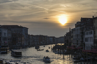 Italien, Venedig, Canale Grande bei Sonnenuntergang - FOF005813