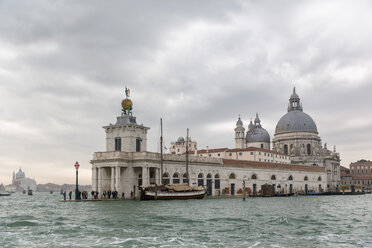 Italien, Venedig, Canale Grande, Kirche Santa Maria della Salute mit Zollhaus Dogana di Maream - FO005814