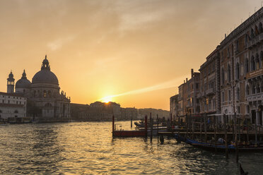 Italien, Venedig, Canale Grande, Kirche Santa Maria della Salute bei Sonnenuntergang - FOF005816