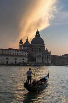 Italien, Venedig, Canale Grande, Kirche Santa Maria della Salute bei Sonnenuntergang - FO005818