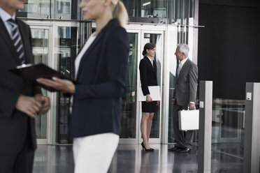 Geschäftsleute im Gespräch in der Lobby - CHAF000022