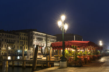 Italien, Venedig, Restaurant am Canale Grande bei Nacht - FO005825