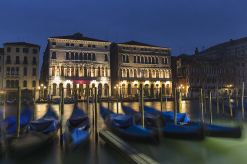 Italien, Venedig, Gondeln auf dem Canale Grande bei Nacht - FOF005641