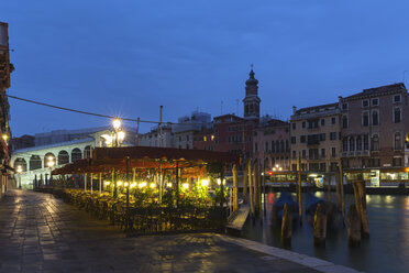 Italien, Venedig, Restaurant mit Blick auf die Rialto-Brücke am Canale Grande bei Nacht - FOF005642