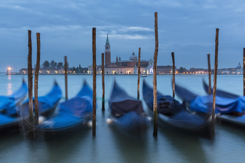 Italien, Venedig, Gondeln bei San Giorgio Maggiore bei Nacht, lizenzfreies Stockfoto