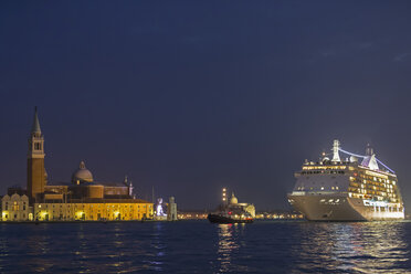 Italien, Venedig, Kreuzfahrtschiff bei San Giorgio Maggiore bei Nacht - FO005827