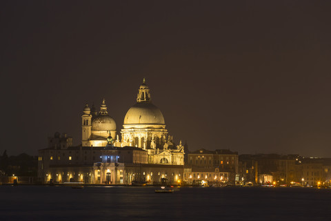 Italien, Venedig, Kirche Santa Maria della Salute bei Nacht, lizenzfreies Stockfoto