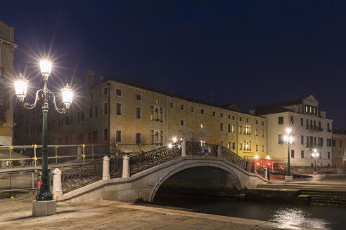 Italien, Venedig, Brücke an der Piazza San Marco bei Nacht - FOF005647