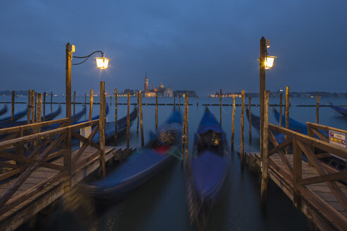 Italien, Venedig, Gondeln bei San Giorgio Maggiore bei Nacht - FO005649