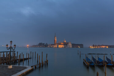 Italien, Venedig, Gondeln bei San Giorgio Maggiore bei Nacht - FOF005650