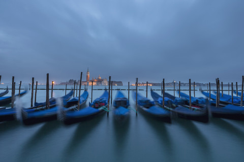 Italien, Venedig, Gondeln bei San Giorgio Maggiore bei Nacht, lizenzfreies Stockfoto