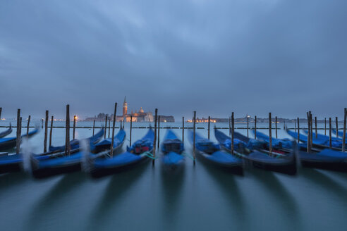 Italien, Venedig, Gondeln bei San Giorgio Maggiore bei Nacht - FOF005651