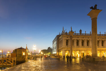 Italien, Venedig, Markusplatz mit Markuslöwe bei Nacht - FOF005704