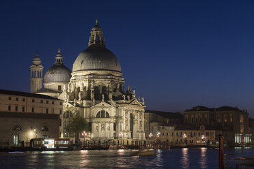 Italien, Venedig, Kirche Santa Maria della Salute bei Nacht - FOF005683