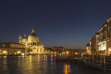 Italien, Venedig, Kirche Santa Maria della Salute am Canale Grande bei Nacht - FOF005684