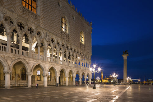 Italien, Venedig, Markusplatz mit Dogenpalast bei Nacht - FOF005685