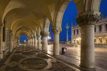 Italien, Venedig, Markusplatz, Kolonnade des Dogenpalastes bei Nacht - FOF005686