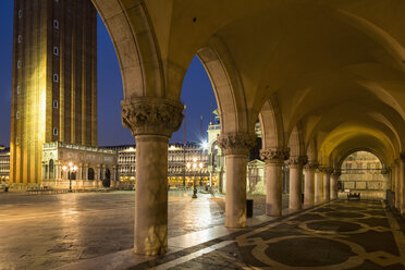 Italien, Venedig, Markusplatz, Kolonnade des Dogenpalastes bei Nacht - FOF005688